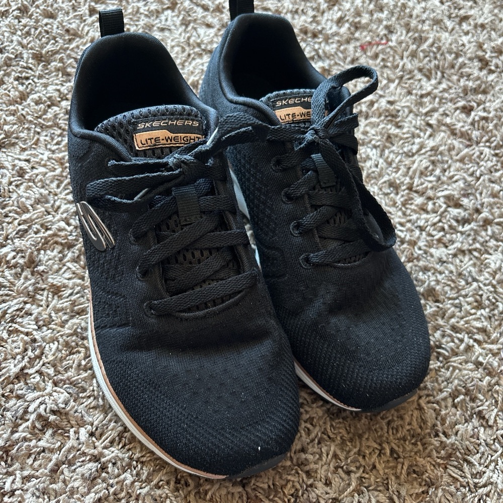 Skechers Black Sneakers with Classic Silhouette and Lace-Up Design